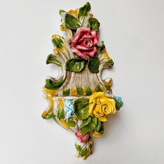 Image 1 of Récipient mural à eau bénite en porcelaine Capodimonte fleurs années 1960