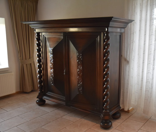 Magnifique armoire à rideaux en bois ancien