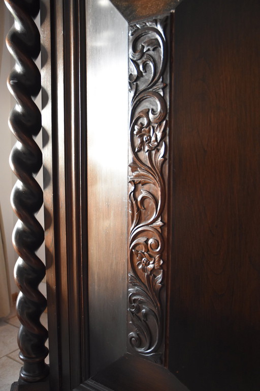 Magnifique armoire à rideaux en bois ancien