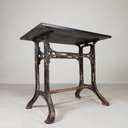 Table industrielle, table de jardin avec plateau en pierre sur cadre en fonte, années 1930