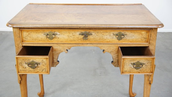 Image 1 of Table à écrire en bois de noyer