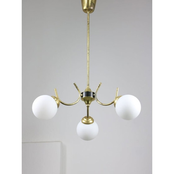 Image 1 of Lustre italien en laiton et verre opalin du Mid Century