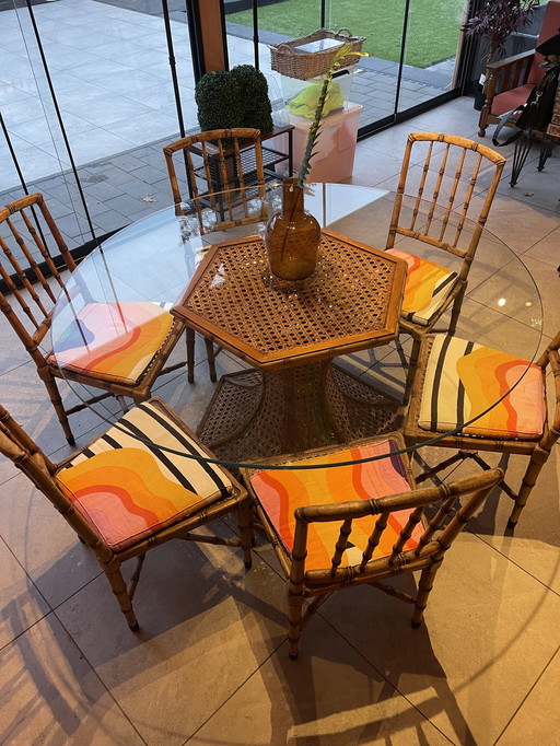 1Table de salle à manger en verre avec cadre en rotin et 6 chaises de salle à manger assorties