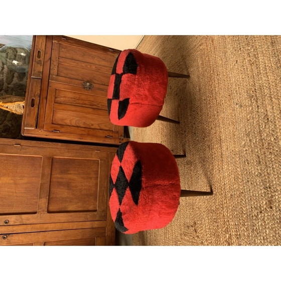 Image 1 of Paire de poufs vintage en bois et tissu à motif de damier rouge et noir