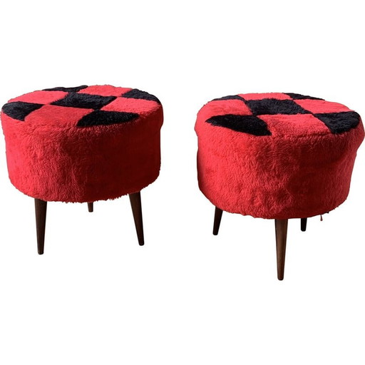 Paire de poufs vintage en bois et tissu à motif de damier rouge et noir