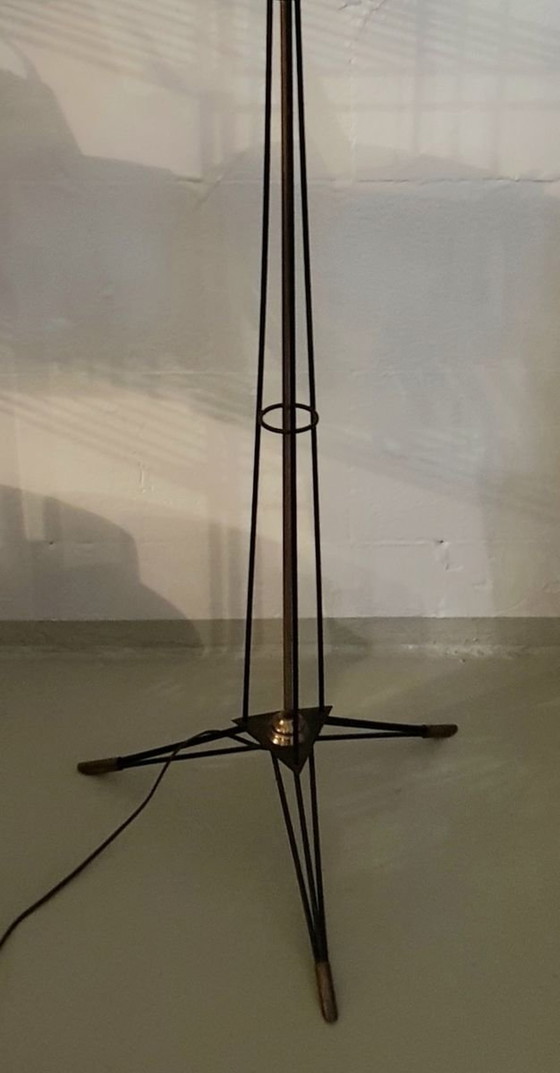 Image 1 of Lampadaire tripode italien en verre opalin, 1950S