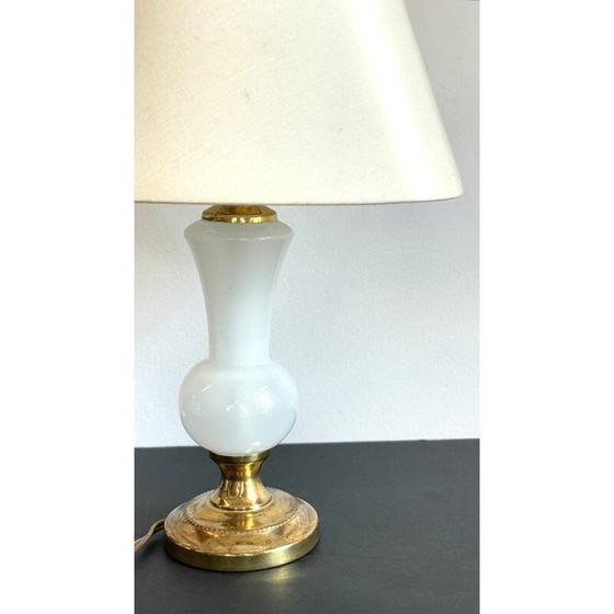 Image 1 of Lampe vintage en verre opalin et laiton