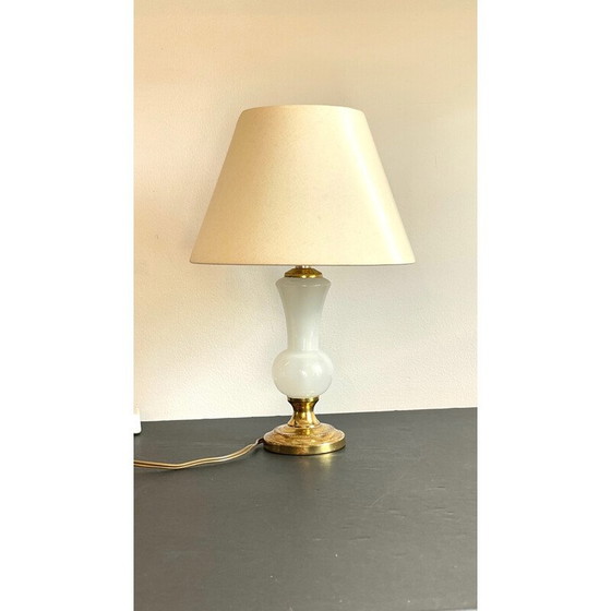 Image 1 of Lampe vintage en verre opalin et laiton