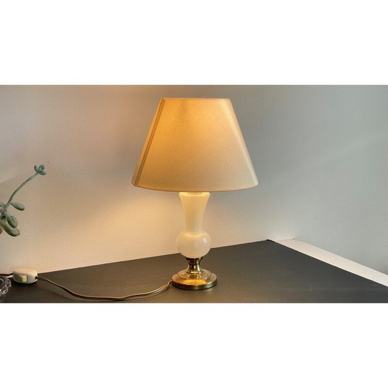 Image 1 of Lampe vintage en verre opalin et laiton