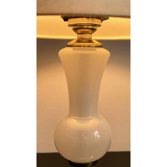 Image 1 of Lampe vintage en verre opalin et laiton