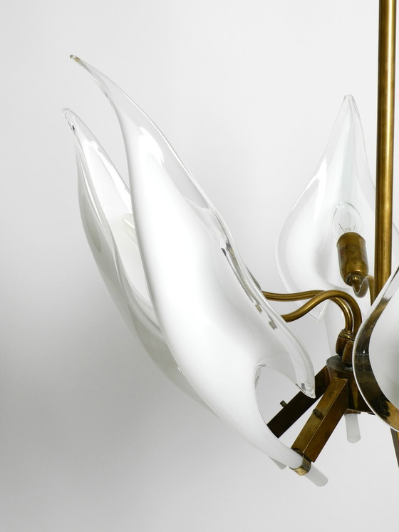 Image 1 of Magnifique grand lustre en laiton des années 1950 avec verres de Murano blancs et transparents par Franco Luce | Made in Italy