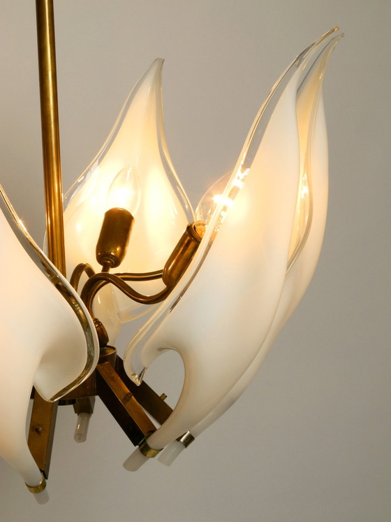 Image 1 of Magnifique grand lustre en laiton des années 1950 avec verres de Murano blancs et transparents par Franco Luce | Made in Italy
