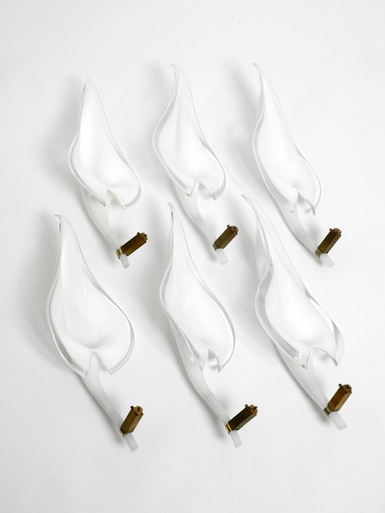 Image 1 of Magnifique grand lustre en laiton des années 1950 avec verres de Murano blancs et transparents par Franco Luce | Made in Italy