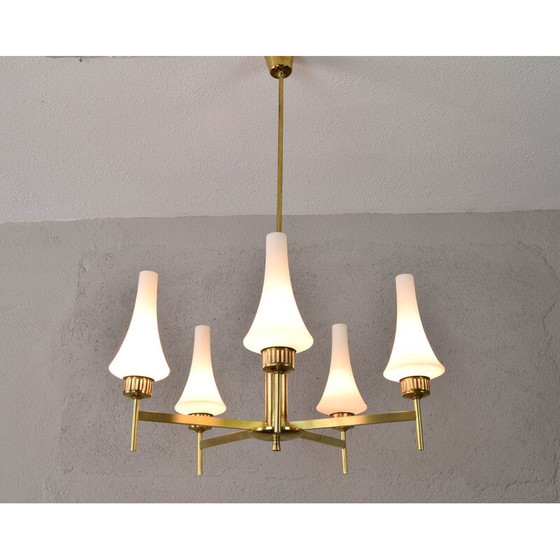 Image 1 of Lustre scandinave du milieu du siècle en laiton et opaline, Suède années 1950