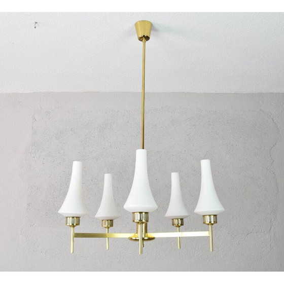 Image 1 of Lustre scandinave du milieu du siècle en laiton et opaline, Suède années 1950