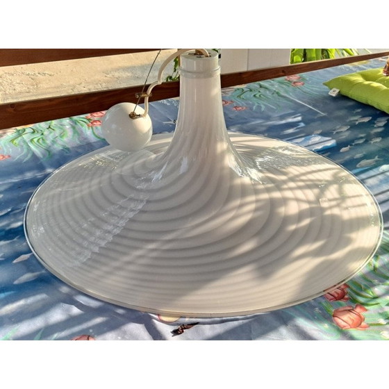 Image 1 of Lampe suspendue en verre de Murano vintage, blanche et tourbillonnante, par Venini