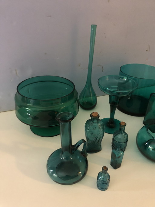 12 objets en verre rétro.