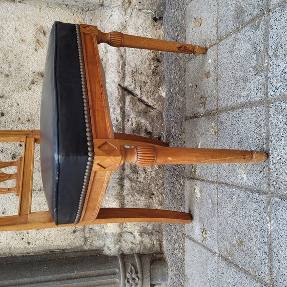 Image 1 of Ensemble de 6 chaises vintage en bois de noyer et cuir noir, France