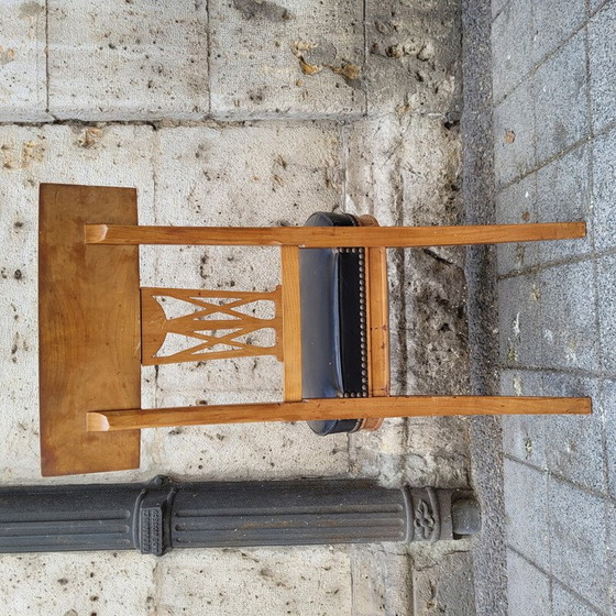 Image 1 of Ensemble de 6 chaises vintage en bois de noyer et cuir noir, France
