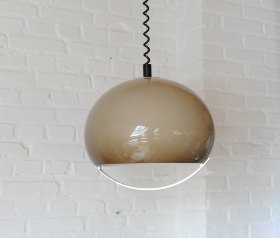 Image 1 of Lampe pendante vintage en plexiglas marron/beige des années 70 avec tirette et poignée chromée