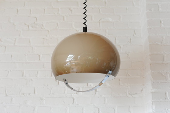 Image 1 of Lampe pendante vintage en plexiglas marron/beige des années 70 avec tirette et poignée chromée