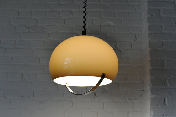 Image 1 of Lampe pendante vintage en plexiglas marron/beige des années 70 avec tirette et poignée chromée