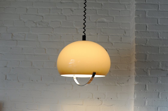 Image 1 of Lampe pendante vintage en plexiglas marron/beige des années 70 avec tirette et poignée chromée