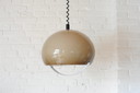 Lampe pendante vintage en plexiglas marron/beige des années 70 avec tirette et poignée chromée
