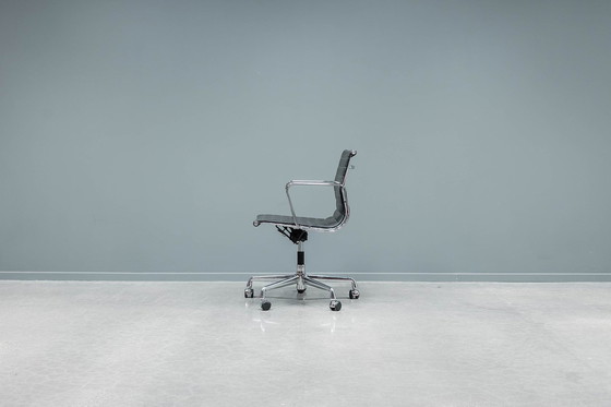 Image 1 of Chaise de bureau Eames Ea117 Alugroup