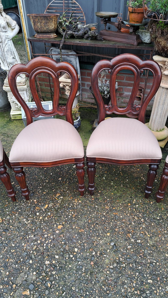 Image 1 of Chaises de salle à manger en acajou Dim. 43X50 et 93Cm de haut, Hauteur d'assise Ca. 48 cm.