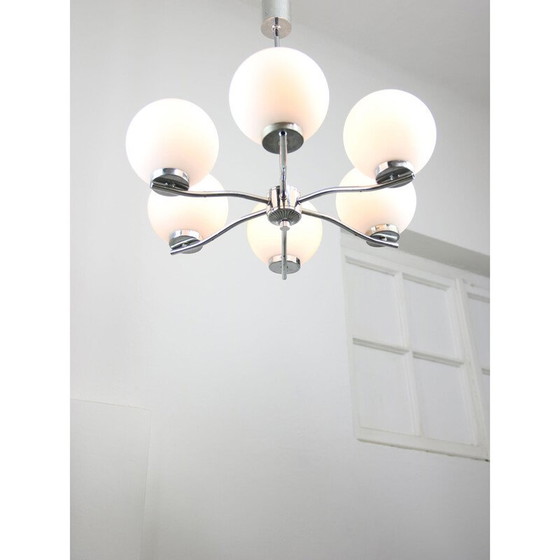 Image 1 of Lustre vintage en acier chromé et verre opalin, Italie 1970