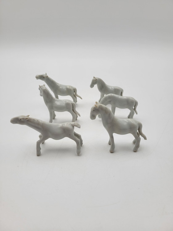 Image 1 of Ensemble De 6 Chevaux Anciens En Porcelaine