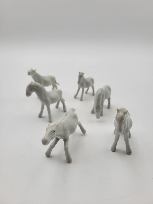 Ensemble De 6 Chevaux Anciens En Porcelaine