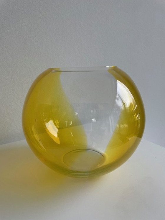 Image 1 of Vase sphérique en verre jaune et transparent, soufflé à la bouche