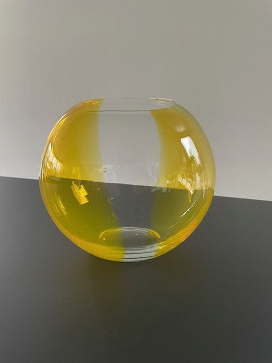 Image 1 of Vase sphérique en verre jaune et transparent, soufflé à la bouche