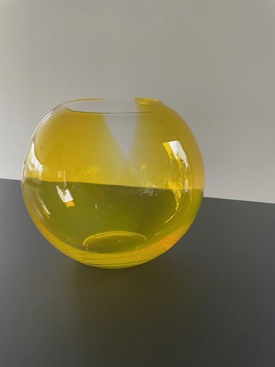 Image 1 of Vase sphérique en verre jaune et transparent, soufflé à la bouche