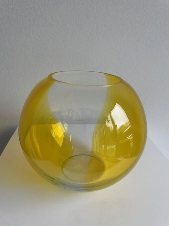 Image 1 of Vase sphérique en verre jaune et transparent, soufflé à la bouche