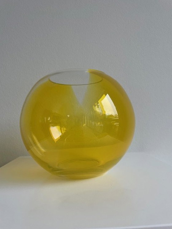 Image 1 of Vase sphérique en verre jaune et transparent, soufflé à la bouche