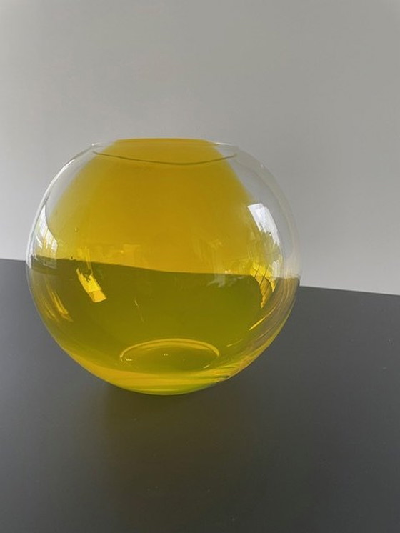 Image 1 of Vase sphérique en verre jaune et transparent, soufflé à la bouche