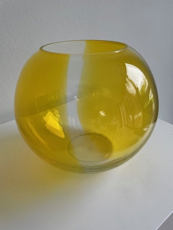 Image 1 of Vase sphérique en verre jaune et transparent, soufflé à la bouche