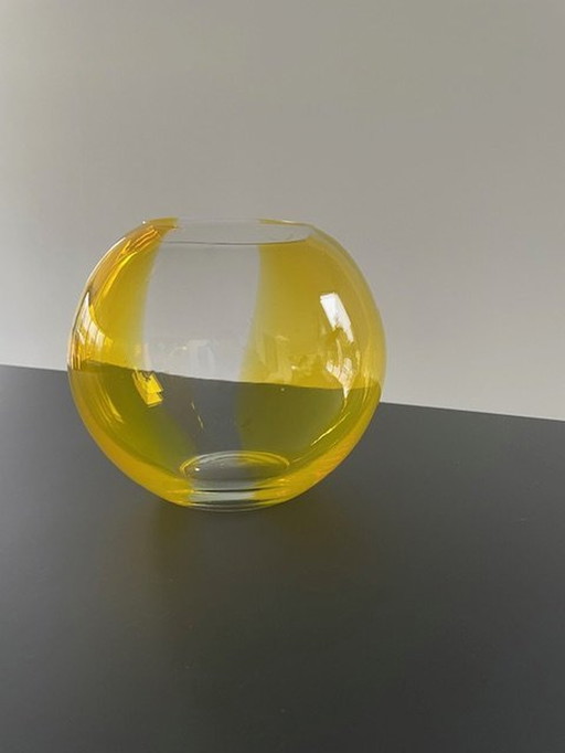 Vase sphérique en verre jaune et transparent, soufflé à la bouche