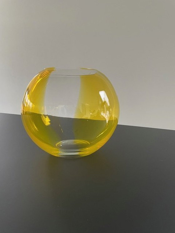 Image 1 of Vase sphérique en verre jaune et transparent, soufflé à la bouche