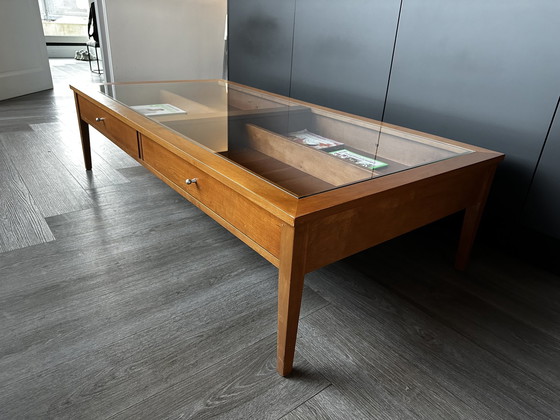 Image 1 of Table basse avec plateau en verre et tiroirs