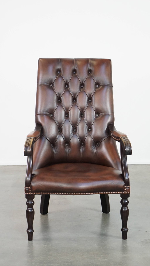 Fauteuil Chesterfield en bois et cuir de boeuf foncé