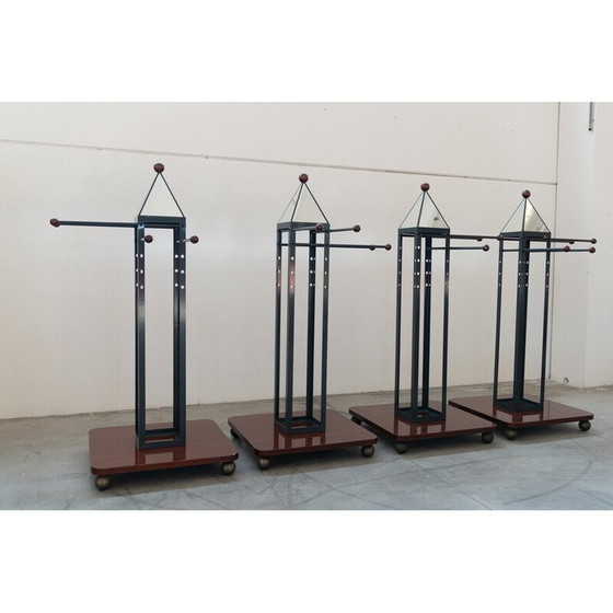 Image 1 of Ensemble de 4 cintres vintage en bois et laiton, Italie 1970