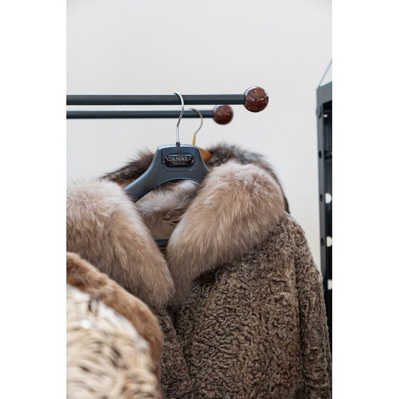 Image 1 of Ensemble de 4 cintres vintage en bois et laiton, Italie 1970