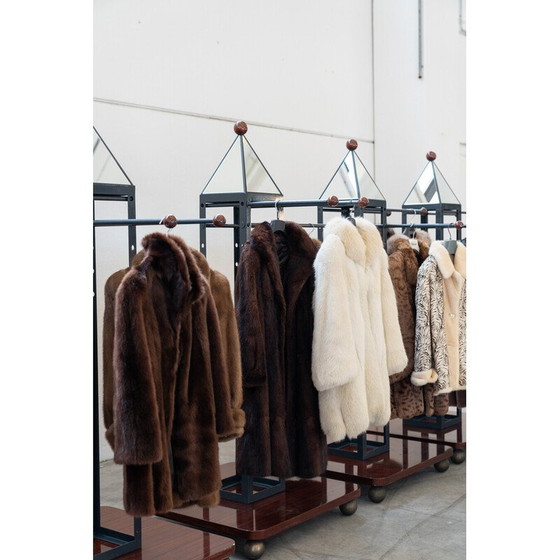 Image 1 of Ensemble de 4 cintres vintage en bois et laiton, Italie 1970