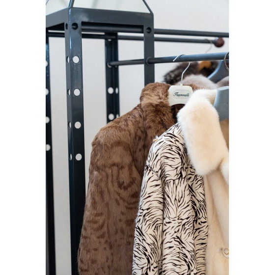 Image 1 of Ensemble de 4 cintres vintage en bois et laiton, Italie 1970