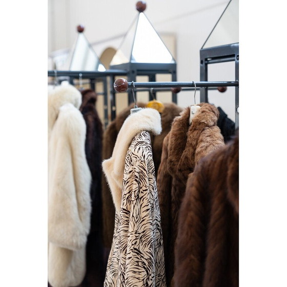 Image 1 of Ensemble de 4 cintres vintage en bois et laiton, Italie 1970