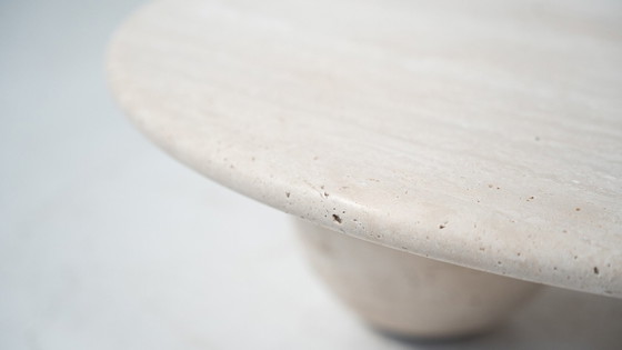 Image 1 of Table basse ronde contemporaine en travertin, Italie